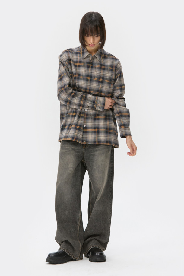 오렌지 색상과 브라운 컬러가 조화로운 오버핏 스트링 체크 셔츠입니다. SOMELOS 유럽 수입 면 원단을 사용하여 부드러운 촉감을 선사하며, 봄, 가을 시즌에 착용하기 좋습니다. 차이나칼라와 긴 소매, 레귤러 기장으로 깔끔한 핏을 연출하며, 캐주얼한 스타일을 완성합니다. 스트링 디테일과 체스트 포켓, 와펜 포인트가 더해져 개성 있는 데이트룩, 여행룩을 연출해보세요. 셔츠 하나만으로 캐주얼, 클래식, 미니멀 무드를 모두 소화할 수 있습니다.
