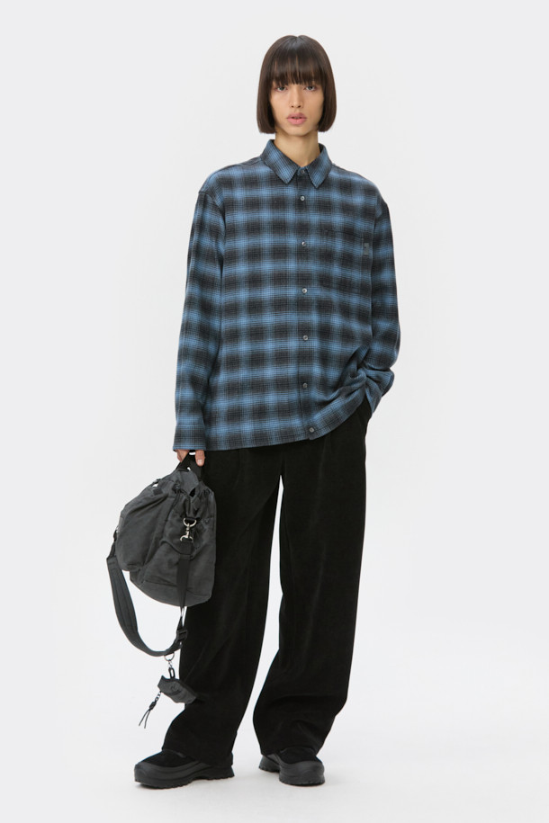 블루 오버사이즈 핏 스트링 체크 셔츠는 캐주얼 무드를 연출하는 남녀 공용 셔츠입니다. 봄, 가을 시즌에 적합하며, 데이트룩, 모임룩, 캐주얼, 클래식, 미니멀 스타일 연출에 활용할 수 있습니다. 옴브레 체크 패턴과 긴소매, 카라넥 디자인이 특징이며, 넉넉한 오버핏으로 편안한 착용감을 선사합니다. 면 소재에 스트링 디테일, 체스트 포켓, 와펜 포인트로 포인트를 더했으며, SOMELOS 유럽 수입 원단을 사용하여 고급스러운 퀄리티를 자랑합니다.
