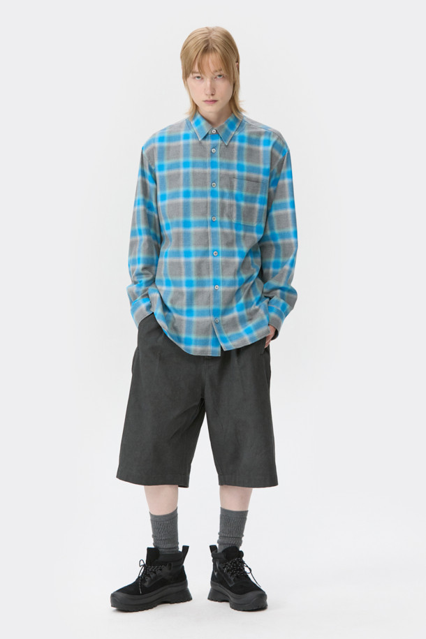 블루 오버사이즈 핏 레이어드 체크 셔츠는 캐주얼, 클래식, 미니멀 스타일을 즐기는 남성분들을 위한 제품입니다. 봄, 가을에 어울리는 긴 소매 셔츠로, 일상과 데이트룩, 봄 소풍룩에 모두 활용 가능합니다. SOMELOS 유럽 수입 옴브레 체크 원단, 코튼 100% 소재로 제작되어 부드러운 촉감을 선사합니다. 레이어드 카라와 사이드 슬릿, 후면 절개 디테일이 돋보이며, 오버핏으로 편안한 착용감을 제공합니다.
