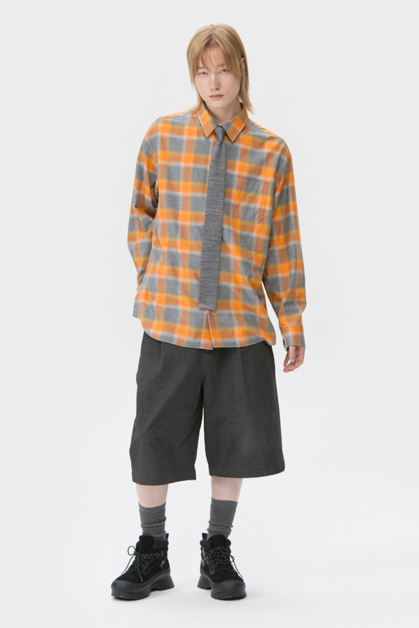 오렌지 오버사이즈 핏 레이어드 체크 셔츠는 남성 고객을 위한 캐주얼 스타일의 셔츠입니다. 가을과 겨울에 어울리는 긴소매 디자인으로, 옴브레 체크 패턴이 특징입니다. SOMELOS 유럽 수입 면 원단을 사용하여 제작되었으며, 오버핏과 레이어드 카라, 사이드 슬릿, 후면 절개 디테일이 돋보입니다. 여유로운 핏감으로 편안하게 착용 가능하며, 캐주얼, 클래식, 미니멀 스타일을 연출하기 좋습니다. 그레이 컬러도 함께 제공됩니다.
