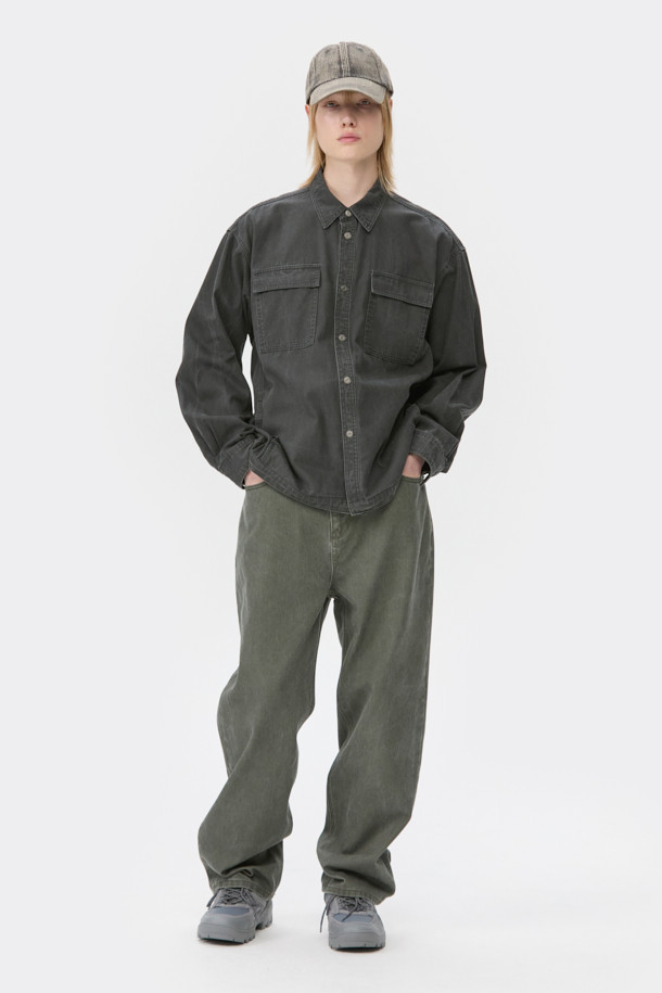 그레이 더블 포켓 데님 셔츠는 남성들을 위한 캐주얼하고 빈티지한 스타일의 상의입니다. 봄, 가을에 어울리는 릴랙스 핏의 긴 소매 셔츠로, 아우터처럼 걸쳐 입을 수 있습니다. 무지 패턴의 면 소재로 제작되었으며, 가슴 부분의 더블 포켓 디테일과 스냅 버튼이 특징입니다. 피그먼트 다잉 처리로 빈티지한 멋을 더했으며, 밑단 스트링으로 다양한 스타일 연출이 가능합니다. 데이트룩, 캠핑룩 등 다양한 TPO에 미니멀하게 활용하기 좋습니다.
