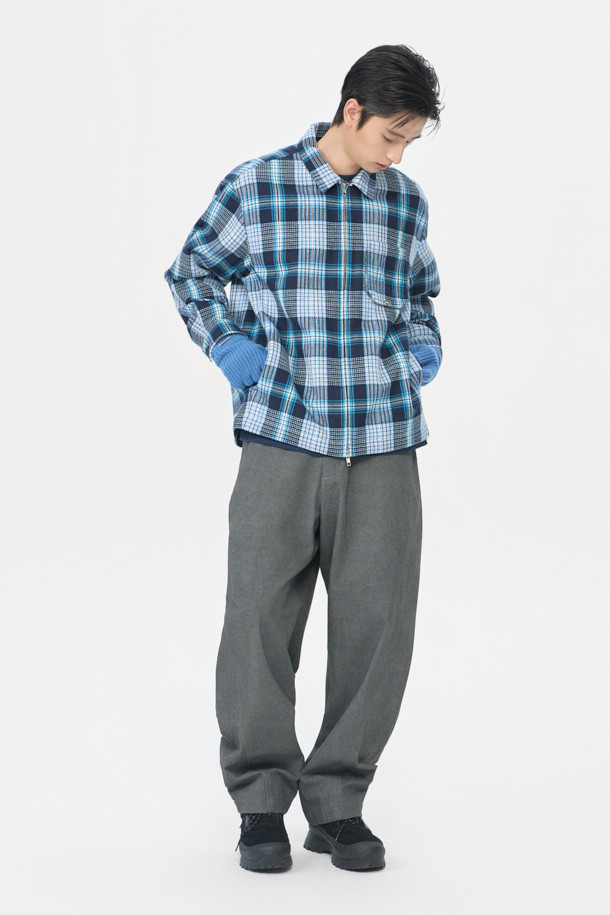 블루 체크 집업 아우터 셔츠는 남성 고객을 위한 캐주얼 스타일의 상의입니다. 봄, 가을에 적합하며, 베이직한 디자인으로 다양한 룩에 활용하기 좋습니다. 릴랙스핏으로 편안한 착용감을 선사하며, 칼라넥 라인과 긴 소매가 특징입니다. YKK 2-Way 지퍼, 체스트 포켓, 사이드 포켓을 갖춰 실용성을 높였으며, SOMELOS 유럽 수입 면 원단을 사용하여 고급스러운 촉감을 느낄 수 있습니다. 데이트룩, 봄 소풍룩 등 다양한 TPO에 활용 가능하며, 캐주얼, 클래식, 미니멀 스타일을 모두 소화할 수 있는 매력적인 아이템입니다.
