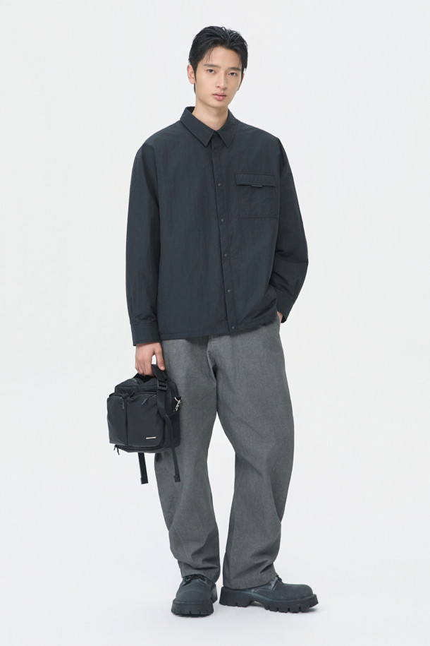 블랙 패딩 아우터 셔츠는 남성용 캐주얼 패딩셔츠입니다. 가을과 겨울에 착용하기 좋으며, 차이나칼라와 긴 소매, 무지 패턴으로 미니멀한 스타일을 연출합니다. 초경량 하스 충전재를 사용하여 보온성을 높였으며, 퀼팅 안감으로 부드러운 착용감을 제공합니다. 밑단 스트링 디테일과 우레탄 라벨 포인트가 특징이며, 핏은 오버핏으로 제작되었습니다. 면과 나일론 혼방 소재로 제작되어 편안함과 내구성을 동시에 갖췄습니다.
