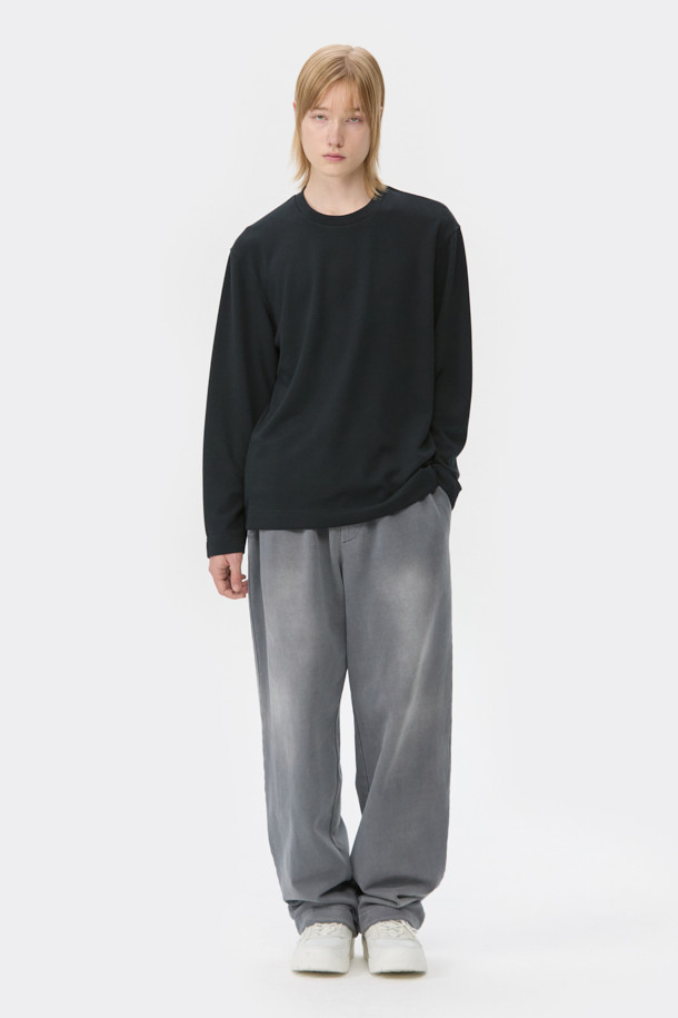 블랙 텍스처 티셔츠는 남성용으로, 미니멀, 클래식, 캐주얼 스타일을 아우르는 베이직한 디자인의 긴소매 티셔츠입니다. 폴리에스테르 소재로 제작되어 사계절 내내 착용 가능하며, 부드러운 촉감이 특징입니다. 레귤러 핏과 라운드넥 디자인으로 편안한 착용감을 선사하며, 자카드 패턴으로 은은한 포인트를 더했습니다. 사이드 라벨 디테일이 돋보이는 이 티셔츠는 일상복으로 활용하기 좋습니다.
