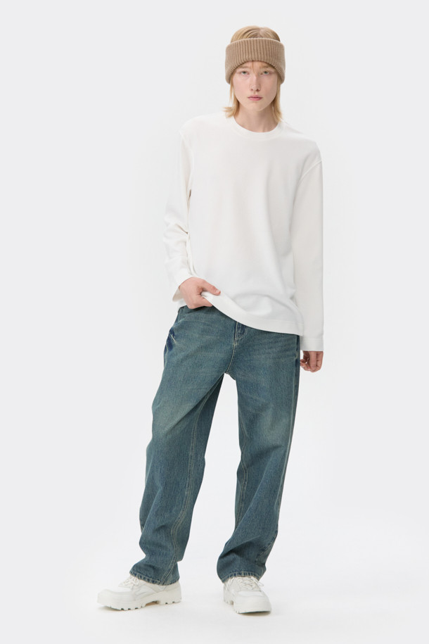 화이트 텍스처 티셔츠는 남성용으로, 베이직한 스타일을 추구하는 분들께 적합합니다. 얇은 두께감과 부드러운 촉감의 폴리에스테르 소재로 제작되어 편안한 착용감을 선사합니다. 라운드넥, 긴 소매, 레귤러 핏 디자인으로, 사계절 내내 활용하기 좋습니다. 자가드 패턴으로 은은한 멋을 더했으며, 사이드 라벨 디테일로 완성도를 높였습니다. 미니멀, 클래식, 캐주얼 스타일을 즐겨 입는 분들에게 추천합니다.
