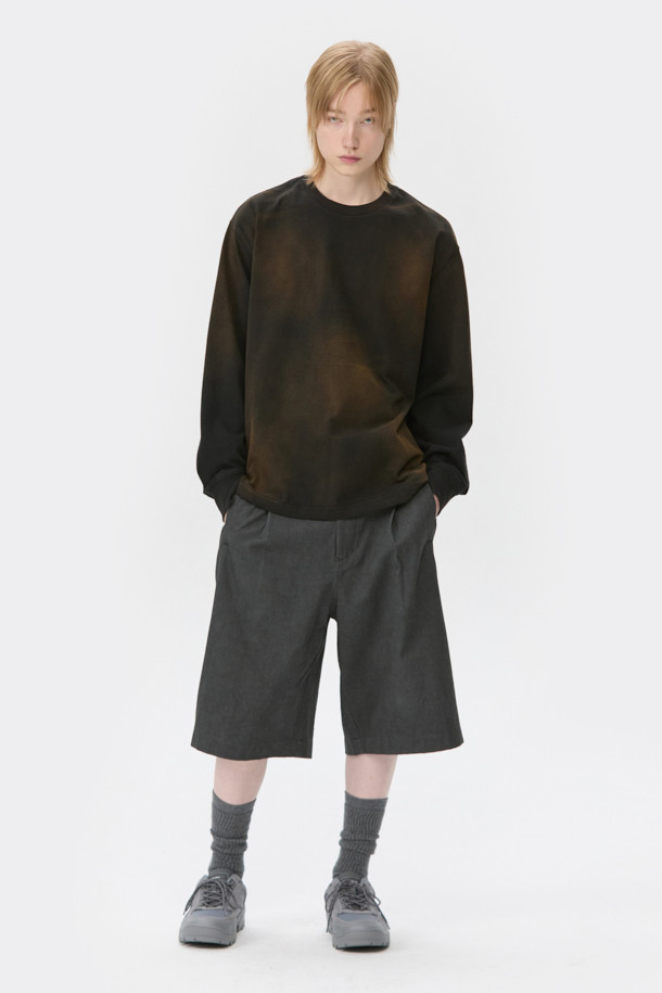 블랙 다잉 티셔츠는 빈티지한 스타일을 연출하는 공용 의류입니다. 사계절 내내 착용 가능하며, 릴렉스 핏으로 편안한 착용감을 선사합니다. 라운드 넥과 긴 소매 디자인으로 제작되었으며, 면 소재 특유의 부드러운 촉감이 특징입니다. 다잉 기법으로 제작되어 개체별 고유한 패턴을 가지며, 하단에는 브랜드 로고 자수가 포인트로 자리 잡고 있습니다. 여행룩, 캐주얼 및 미니멀 스타일을 선호하는 분들께 추천하며, 마감 부분에 미세한 결함이 있을 수 있습니다.
