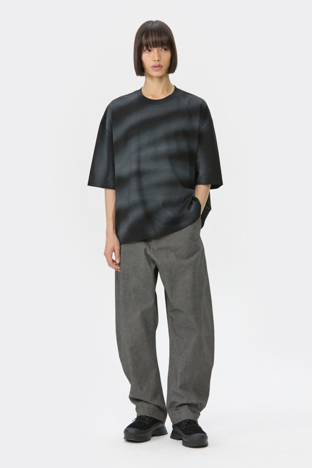 블랙 프린트 반소매 티셔츠는 남성용 상의로, 여름철 캐주얼 스타일을 연출하기에 적합합니다. 부드러운 면 소재로 제작되어 편안한 착용감을 선사하며, 오버핏으로 트렌디한 핏을 제공합니다. 라운드넥 디자인에 프린트 또는 스프레이 무늬가 더해져 개성 있는 스타일을 완성합니다. 휴가룩, 캠핑룩 등 다양한 TPO에 활용 가능하며, 미니멀, 스트리트 스타일을 즐기는 분들께 추천합니다. 손세탁을 권장합니다.
