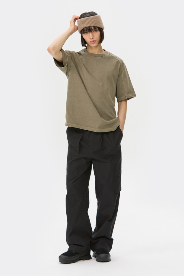 베이지 색상의 가먼트 다잉(Garment Dyed) 기법으로 제작된 남성용 반소매 티셔츠입니다. 부드러운 면 소재로 제작되어 편안한 촉감을 선사하며, 릴랙스 핏으로 활동성을 높였습니다. 라운드넥 디자인과 무지 패턴으로 기본에 충실한 베이직 스타일을 연출합니다. 빈티지한 무드를 더하는 피그먼트 다잉(Pigment Dyed) 처리와 어깨 절개 라인이 특징입니다. 봄, 여름 시즌 일상복으로 캐주얼, 미니멀, 클래식 스타일을 모두 소화할 수 있습니다.
