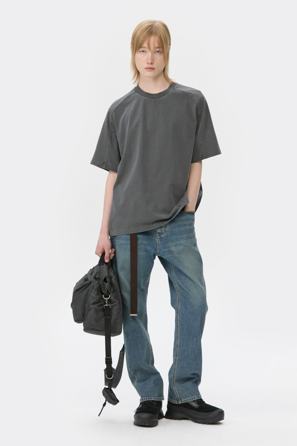 그레이 색상의 가먼트 다잉 하프 슬리브 티셔츠입니다. 빈티지하고 캐주얼한 무드를 연출하며, 봄, 여름에 편안하게 착용하기 좋습니다. 면 소재로 제작되어 부드러운 촉감을 선사하며, 릴랙스 핏으로 편안한 착용감을 제공합니다. 라운드넥 디자인에 어깨 절개 라인 디테일로 포인트를 더했습니다. 산책룩, 집콕룩 등 다양한 TPO에 활용 가능하며, 캐주얼, 미니멀, 클래식 스타일을 즐겨 입는 분들께 추천합니다.
