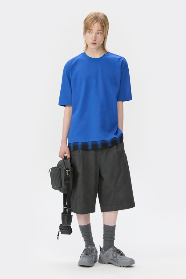 블루 레이어드 하프 슬리브 티셔츠는 부드러운 면 소재로 제작되어 편안한 착용감을 선사합니다. 캐주얼한 스타일로 산책룩, 집콕룩 등 다양한 TPO에 활용하기 좋습니다. 오버핏 디자인과 라운드넥으로 편안함과 스타일리시함을 동시에 잡았습니다. 무지 디자인에 우븐 원단 레이어드를 더해 포인트를 주었으며, 봄, 여름 시즌에 시원하게 착용하기 좋습니다. 미니멀한 스타일을 선호하는 분들에게 추천합니다.
