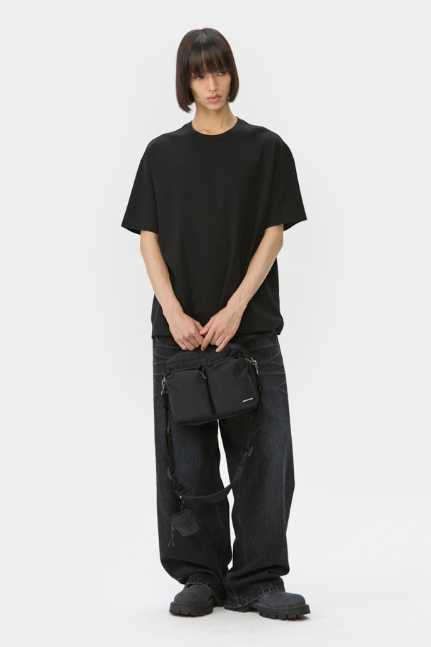 블랙 컬러의 남성용 그래픽 반소매 티셔츠입니다. 봄, 여름 시즌에 적합하며, 스트릿 스타일을 연출하기 좋습니다. 면 소재로 제작되어 부드러운 촉감을 선사하며, 오버핏으로 편안하게 착용할 수 있습니다. 라운드넥 디자인에, 전면에 프린트, 후면에 자수 아트웍이 더해져 개성 있는 스타일을 완성합니다. 캐주얼한 일상복으로 활용하기 좋습니다.
