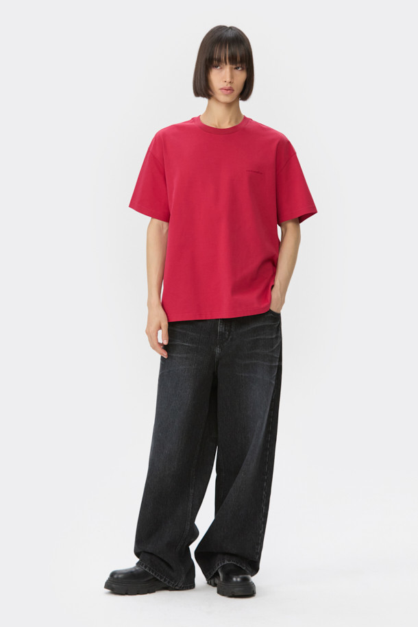 선명한 레드 컬러가 돋보이는 그래픽 반팔 티셔츠입니다. 남녀 모두 착용 가능한 오버핏으로, 봄과 여름 시즌 캐주얼하게 즐기기 좋습니다. 부드러운 면 소재로 제작되어 편안한 착용감을 선사하며, 라운드넥 디자인으로 깔끔한 인상을 줍니다. 전면과 후면에 그래픽 프린트와 자수 디테일이 더해져 개성 있는 스타일을 연출합니다. 산책룩, 봄 소풍룩 등 다양한 TPO에 미니멀, 스트리트 무드를 더해 스타일리시하게 연출해보세요.
