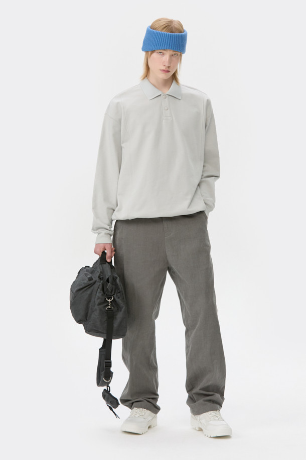 그레이 스웨트 폴로입니다. 부드러운 촉감의 면 100% 소재로 제작되어 편안한 착용감을 선사합니다. 립 카라 디테일과 긴소매 디자인이 특징이며, 오버핏으로 캐주얼하고 베이직한 스타일을 연출합니다. 밑단 스트링으로 핏 조절이 가능하며, 사이드 포켓이 있어 실용성을 더했습니다. 캠핑룩, 산책룩 등 어떤 TPO에도 잘 어울리는 데일리 아이템입니다.
