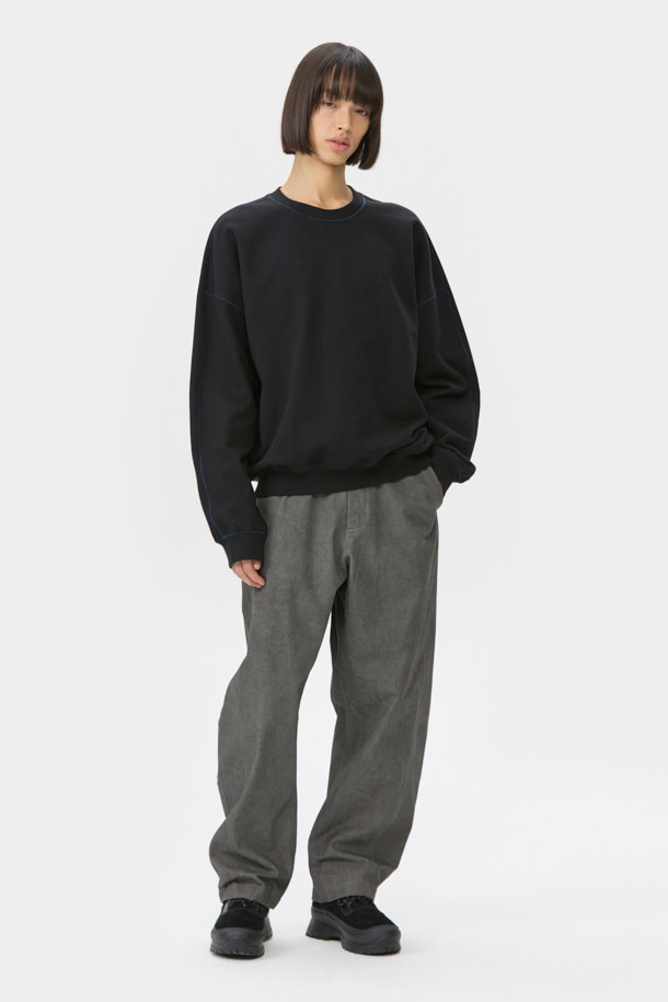 블랙 투톤 스웨트셔츠는 가을, 겨울 시즌에 어울리는 베이직 스타일의 상의입니다. 면 소재의 탄탄한 촉감과 오버핏으로 편안한 착용감을 선사하며, 라운드넥과 긴 소매 디자인으로 제작되었습니다. 집콕룩, 캠핑룩 등 다양한 TPO에 활용 가능하며, 캐주얼, 미니멀, 클래식 스타일을 연출하기 좋습니다. 시보리 디테일과 이중직 원단으로 제작되어 퀄리티를 높였습니다.
