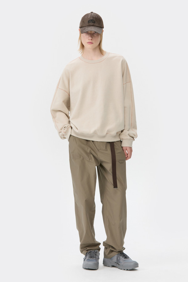 베이지 투톤 스웨트셔츠는 캐주얼하고 베이직한 스타일을 연출하기에 좋은 아이템입니다. 넉넉한 오버핏으로 편안한 착용감을 선사하며, 봄, 가을, 겨울 세 계절 모두 활용 가능합니다. 면 100% 소재로 제작되어 부드러운 촉감과 탄탄한 내구성을 자랑하며, 밑단과 소매 시보리 처리로 활동성을 더했습니다. 라운드넥 디자인에 무지 패턴, 절개 부분의 투톤 배색이 은은한 포인트를 줍니다. 캠핑룩, 산책룩 등 다양한 TPO에 미니멀하고 클래식한 스타일을 더해보세요.
