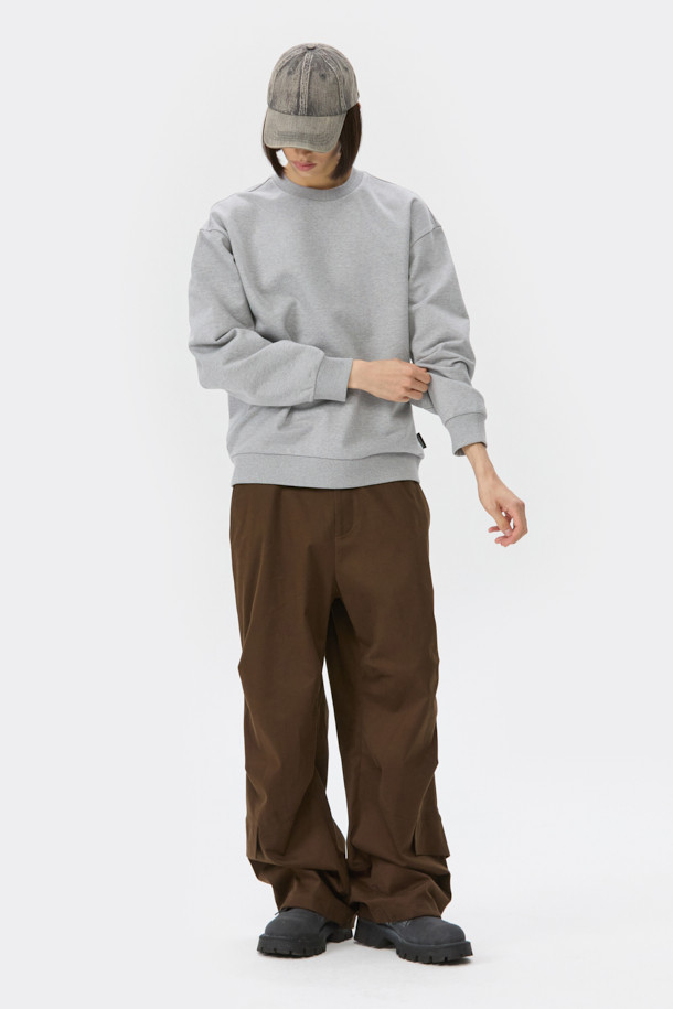 그레이 그래픽 스웨트셔츠는 남성을 위한 캐주얼 스타일의 상의입니다. 가을, 겨울 시즌에 어울리는 두꺼운 두께감의 면 소재로 제작되었으며, 릴랙스 핏으로 편안한 착용감을 선사합니다. 라운드넥 디자인에 그래픽과 자수 무늬가 돋보이며, 시보리 디테일이 더해져 완성도를 높였습니다. 캠핑룩이나 집콕룩, 미니멀, 시티보이 스타일을 즐기는 분들께 추천하는 아이템입니다. 긴 소매 기장으로 간절기부터 한겨울까지 따뜻하게 입을 수 있습니다.
