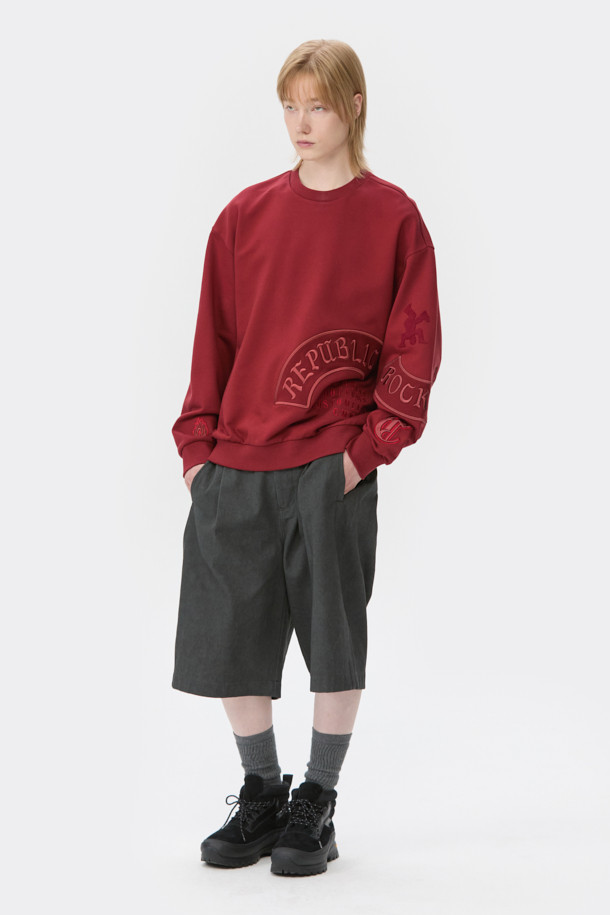 선명한 레드 컬러가 돋보이는 그래픽 스웨트셔츠입니다. 남녀 모두 착용 가능한 릴랙스 핏으로, 캐주얼 및 스포티 스타일을 연출하기 좋습니다. 두꺼운 면 소재로 제작되어 가을, 겨울 시즌에 따뜻하게 입을 수 있으며, 탄탄한 촉감이 특징입니다. 라운드넥 디자인에 긴 소매 기장으로 편안함을 더했으며, 시보리 및 자수 디테일이 포인트를 더합니다. 캠핑룩, 집콕룩 등 다양한 TPO에 활용 가능하며, 미니멀한 스타일 연출에도 용이합니다.
