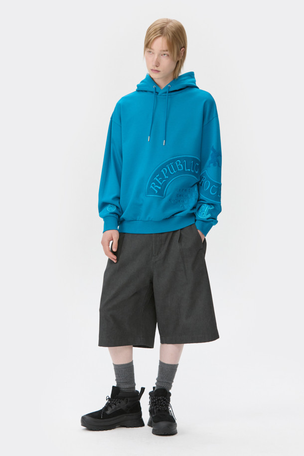 블루 그래픽 후디는 남녀 공용으로, 봄, 가을, 겨울 모두 활용 가능한 두꺼운 두께감의 후드티입니다. 캐주얼 및 스포티한 스타일 연출에 용이하며, 오버핏으로 편안한 착용감을 선사합니다. 면 소재로 제작되었으며, 후드 스트링, 밑단 및 소매 시보리 처리, 그리고 자수 디테일이 특징입니다. 로고 및 그래픽 패턴이 돋보이며, 긴 소매 기장으로 디자인되었습니다.
