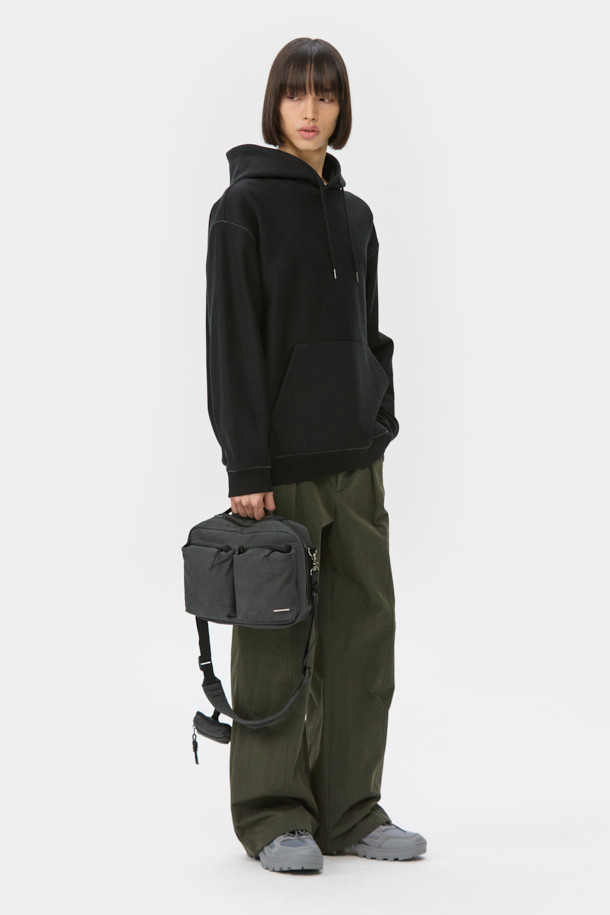 블랙 스티치 후디는 캐주얼하고 미니멀한 스타일을 추구하는 남녀 모두를 위한 후드티입니다. 릴랙스 핏으로 편안한 착용감을 선사하며, 가을과 겨울철에 적합한 두꺼운 두께감으로 제작되었습니다. 면과 폴리에스테르 혼방 소재로 부드러운 촉감을 느낄 수 있으며, 후드 스트링과 사이드 포켓, 시보리 마감 등의 디테일이 돋보입니다. 집콕룩이나 산책룩 등 일상에서 폭넓게 활용할 수 있는 베이직 아이템입니다. 무지 디자인에 스티치 디테일로 포인트를 더해, 심플하면서도 세련된 스타일을 연출합니다.
