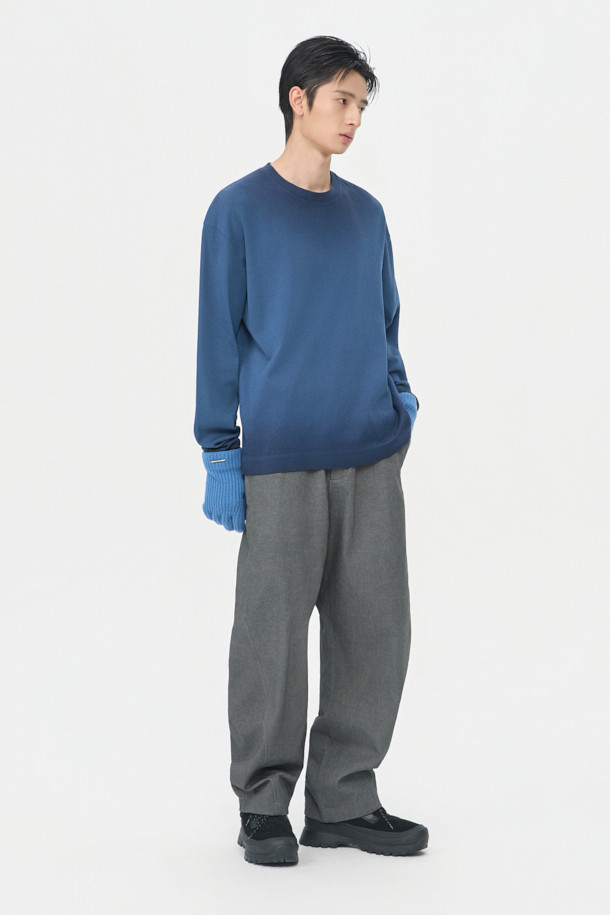 네이비 다잉 티셔츠는 캐주얼 및 미니멀 스타일을 즐기는 남성을 위한 긴 소매 티셔츠입니다. 봄, 가을에 어울리는 레귤러 핏으로, 일상과 산책 시 편안하게 착용할 수 있습니다. 부드러운 면 소재에 루나 다잉 기법으로 은은한 그라데이션 염색을 더해 유니크한 분위기를 연출합니다. 소매 시보리가 있어 활동성을 높였으며, 라운드넥 디자인으로 어떤 스타일에도 쉽게 매치할 수 있습니다.
