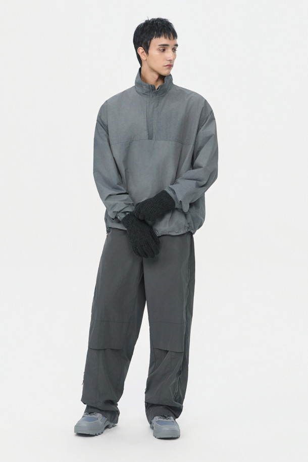 다크 그레이 아노락 재킷은 봄, 가을에 어울리는 스포티한 무드의 아우터입니다. 불규칙한 다잉 기법으로 유니크함을 더했으며, 하이넥 디자인과 가슴 포켓, 사이드 이중 포켓으로 실용성을 높였습니다. 넉넉한 오버핏으로 편안한 착용감을 선사하며, 소매 턱 디테일과 하단 스트링으로 다양한 스타일 연출이 가능합니다. 메쉬 안감과 나일론, 코튼 혼방 소재로 제작되어 쾌적함을 유지하며, 산책룩, 여행룩, 시티보이 스타일을 완성합니다.
