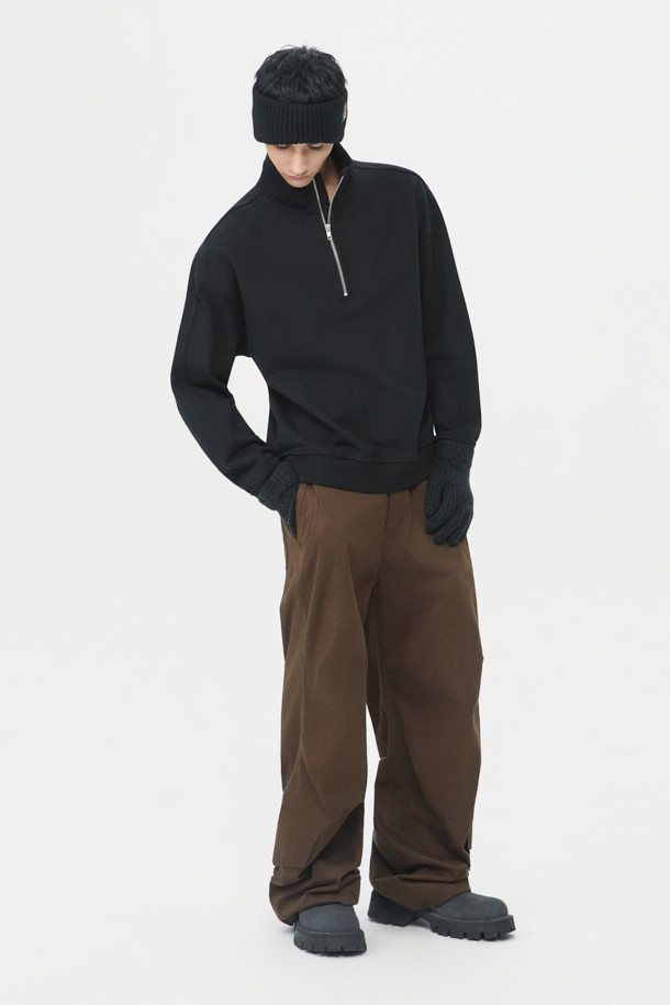 블랙 하프넥 반집업 스웨트셔츠는 남성을 위한 베이직하고 캐주얼한 스타일의 상의입니다. 두께감 있는 면 소재로 제작되어 가을과 겨울에 따뜻하게 착용할 수 있으며, 릴랙스 핏으로 편안한 착용감을 제공합니다. YKK 금속 지퍼와 시보리 마감, 어깨 절개선 디테일이 특징이며, 출근룩과 캠핑룩 등 다양한 TPO에 활용할 수 있습니다. 미니멀, 캐주얼, 클래식 스타일을 선호하는 분들께 추천합니다.
