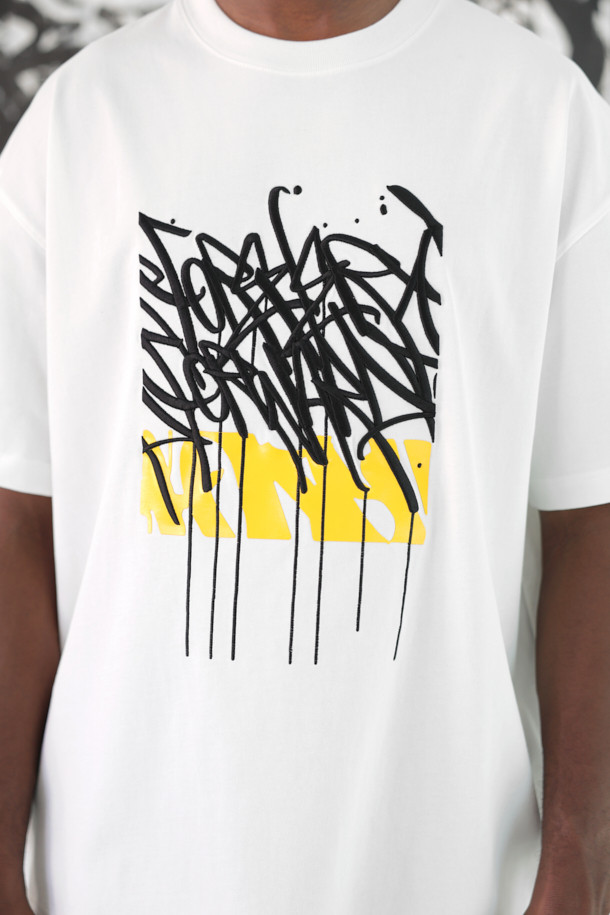 [BISCO SMITH] 화이트 그래픽 하프 슬리브 티셔츠는 BISCO SMITH 작가의 'ForeverForward' 작품을 모티브로 한 제품입니다. 부드러운 면 소재로 제작되어 편안한 착용감을 선사하며, 릴랙스 핏으로 여유로운 실루엣을 연출합니다. 전면에는 그래픽 프린트와 자수 디테일이 돋보이며, 뒷넥 부분에는 작가 시그니처 프린팅으로 포인트를 더했습니다. 캐주얼, 스트리트, 미니멀 스타일을 즐겨 입는 분들에게 적합하며, 동네 마실룩이나 여행룩으로 활용하기 좋습니다. 화이트, 블랙, 옐로우 세 가지 색상으로 만나보세요.
