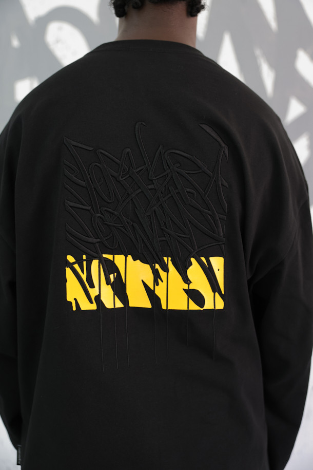 비스코 스미스 블랙 그래픽 티셔츠는 BISCO SMITH 작가의 'ForeverForward' 작품 모티브를 담아낸 긴소매 티셔츠입니다. 전면에 작가 시그니처 프린트, 후면에는 감각적인 프린트와 자수 디테일이 더해져 소장 가치를 높였습니다. 부드러운 면 소재로 제작되어 편안한 착용감을 선사하며, 릴렉스 핏으로 여유로운 실루엣을 연출합니다. 캐주얼, 스트리트, 미니멀 스타일을 즐기는 분들께 추천하며, 봄, 가을 간절기에 동네 마실룩이나 가을 나들이룩으로 활용하기 좋습니다. 라운드넥 디자인과 레귤러 기장으로 어떤 스타일에도 쉽게 매치할 수 있습니다.
