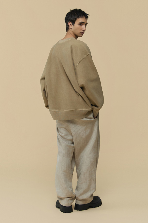 [HED MAYNER] 베이지 다잉 스웻셔츠는 미니멀하고 베이직한 스타일을 추구하는 남성들을 위한 제품입니다. 뻣뻣한 촉감의 두꺼운 면, 아크릴 혼방 소재로 제작되어 봄, 가을, 겨울 모두 착용 가능하며 오버핏 실루엣을 연출합니다. 피그먼트 다잉 처리로 빈티지한 멋을 더했고, 어깨선이 없는 디자인과 가로 결 방향 원단, 밑단 및 소매 시보리가 특징입니다. 라운드넥에 긴 소매 기장으로, 일상에서 편안하게 스타일리시함을 더할 수 있습니다.
