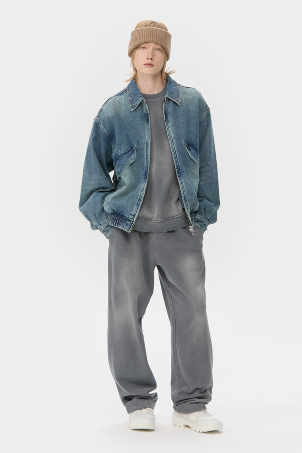 인디고 컬러의 블루 데님 디트로이트 재킷입니다. 봄, 가을에 어울리는 중간 두께감의 면 데님 소재로 제작되었으며, 릴랙스 핏으로 편안한 착용감을 선사합니다. YKK 2-Way 지퍼와 히든 포켓, 밑단 밴딩 디테일이 특징이며, 캐주얼, 스트릿 스타일을 즐겨 입는 남성분들에게 추천합니다. 데이트룩, 봄 소풍룩 등 다양한 TPO에 활용 가능하며, 미니멀한 스타일 연출에도 좋습니다. 긴 소매 기장으로 어떤 룩에도 잘 어울립니다.
