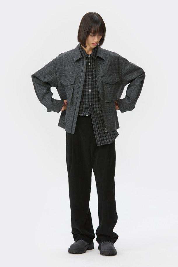 블랙 울 트위드 지퍼 재킷은 가을과 겨울, 당신의 스타일을 완성할 남성용 아우터입니다. 클래식하고 미니멀한 무드를 자아내며, 출근룩, 비즈니스 캐주얼, 모임룩 등 다양한 TPO에 활용하기 좋습니다. 릴랙스핏으로 편안함을 선사하며, YKK 2-Way 지퍼와 가슴 2포켓 디자인으로 실용성을 더했습니다. 두꺼운 울 소재의 트위드 패턴은 고급스러운 질감을, 긴 소매는 따뜻함을 책임집니다. 시크한 스타일을 연출하고 싶은 당신에게 완벽한 선택이 될 것입니다.
