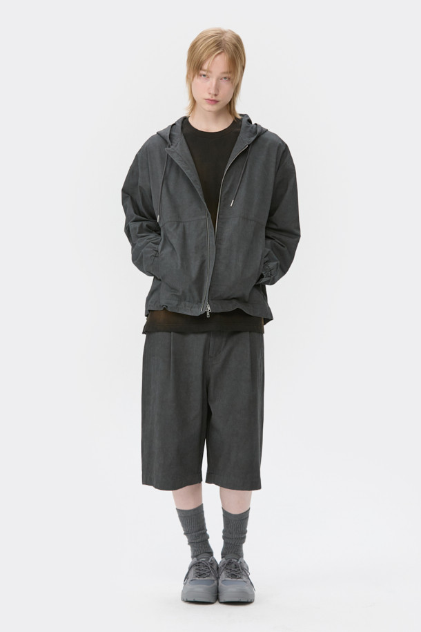 그레이 컬러의 면 혼방 소재로 제작된 후드 집업 재킷입니다. 봄, 가을 간절기에 활용하기 좋은 베이직하고 캐주얼한 스타일의 남성 의류입니다. 후드 스트링과 밑단 스트링으로 핏 조절이 가능하며, 부드러운 촉감과 릴랙스 핏으로 편안한 착용감을 선사합니다. YKK 2-Way 지퍼와 빈티지 다잉 가공으로 디테일을 더했습니다. 산책룩, 봄 소풍룩 등 다양한 일상 스타일링에 활용하기 좋습니다.
