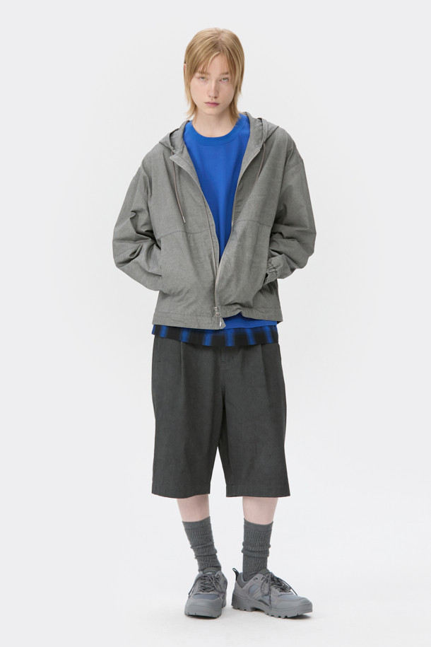 라이트 그레이 면 후드 집업 재킷은 캐주얼하고 미니멀한 스타일을 추구하는 남성분들을 위한 제품입니다. 봄, 가을에 적합하며, 부드러운 촉감의 면 소재로 제작되어 편안한 착용감을 선사합니다. 릴랙스 핏과 레귤러 기장으로 제작되어 편안한 착용감을 제공하며, YKK 2-Way 지퍼와 빈티지 다잉 가공으로 디테일을 더했습니다. 출근룩과 여행룩 등 다양한 TPO에 활용 가능하며, 무지 디자인으로 어떤 스타일에도 쉽게 매치할 수 있습니다.
