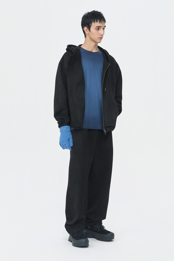 블랙 폴리 스웨이드 후드 집업 재킷은 가을, 겨울철에 캐주얼하고 스포티한 스타일을 연출하기 좋은 남성용 아우터입니다. 부드러운 촉감의 폴리에스테르 스웨이드 소재로 제작되어 편안한 착용감을 선사하며, 두꺼운 두께감으로 보온성을 높였습니다. 릴랙스 핏에 레귤러 기장으로 제작되어 활동성을 보장하며, YKK 2-Way 지퍼, 후드, 스트링 디테일로 실용성을 더했습니다. 일상, 캠핑룩, 산책룩 등 다양한 TPO에 활용할 수 있으며, 미니멀한 디자인으로 어떤 스타일에도 잘 어울립니다. 블랙 컬러의 무지 디자인으로 심플하면서도 세련된 분위기를 연출합니다.
