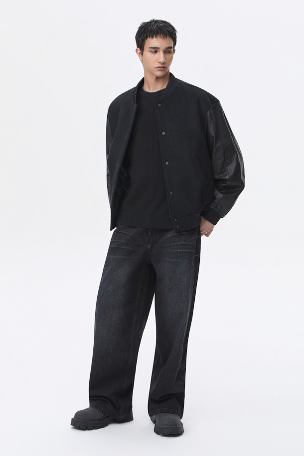 블랙 바시티 재킷은 가을과 겨울, 쌀쌀한 날씨에 따뜻하게 착용하기 좋은 남성용 아우터입니다. 스포티하면서도 캐주얼한 무드를 연출하며, 오버핏으로 편안한 착용감을 선사합니다. 울, 나일론, 레더 소재를 사용하여 부드러운 촉감과 두꺼운 두께감을 자랑합니다. 일상, 출근룩, 모임룩 등 다양한 TPO에 활용 가능하며, 무지 디자인으로 미니멀한 스타일을 완성합니다. 카라 탈부착, 패딩 충전재, 밑단/소매 시보리, 기모 소재 등 다양한 디테일이 돋보입니다.
