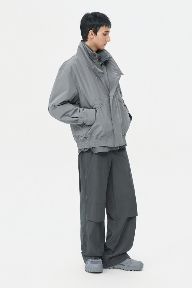 그레이 컬러의 남성용 레이싱 재킷입니다. 릴랙스 핏으로 제작되었으며, 두꺼운 두께감으로 봄, 가을에 착용하기 좋습니다. 무지 디자인에 YKK 2-Way 지퍼와 이중 여밈, 패딩 디테일이 돋보입니다. 출근룩과 모임룩에 캐주얼, 스포티, 미니멀한 스타일로 연출하기 좋습니다. 폴리에스테르, 나일론, 면 혼방 소재의 긴 소매 스포츠 재킷입니다.
