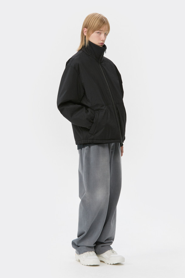 블랙 하이넥 패디드 블루종은 남성용 점퍼로, 가을과 겨울에 따뜻하게 착용할 수 있는 두꺼운 두께감의 패딩 코트입니다. 스포티하면서도 캐주얼한 스타일을 연출하며, 일상 및 출근, 여행 시에도 활용하기 좋습니다. 나일론과 폴리우레탄 혼방 소재로 제작되어 넉넉한 오버핏을 자랑하며, YKK 2-Way 지퍼, 넥 이면 니트 시보리, 소매/밑단 밴딩 마감으로 편안한 착용감을 선사합니다. 보온 기능을 갖춰 추운 날씨에도 따뜻함을 유지하며, 무지 디자인으로 미니멀한 스타일을 완성합니다.
