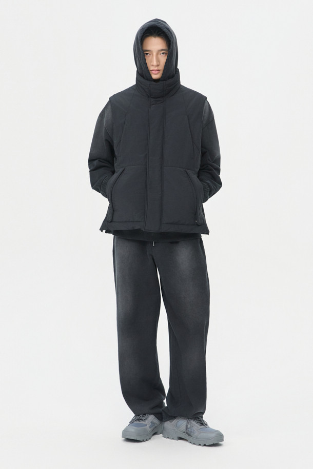 블랙 인시전 패디드 베스트는 가을과 겨울 시즌, 일상 및 출근룩, 여행룩에 모두 잘 어울리는 미니멀한 스타일의 패딩 베스트입니다. 하이넥 디자인과 YKK 2-Way 지퍼, 몸판 절개 디테일이 특징이며, 릴렉스 핏으로 편안한 착용감을 선사합니다.  나일론 소재로 제작되어 두꺼운 두께감과 은은한 광택감을 자랑하며, 무지 스타일로 어떤 룩에도 쉽게 매치할 수 있습니다. 스트링과 스토퍼 디테일이 더해져 더욱 세련된 느낌을 줍니다. 민소매 디자인으로 다양한 레이어드 연출이 가능합니다.
