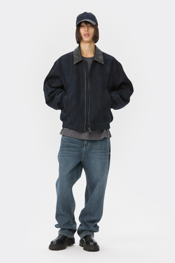 네이비 울 자카드 재킷은 가을과 겨울, 두 계절에 걸쳐 활용하기 좋은 남성용 점퍼입니다. 베이직하면서도 캐주얼한 스타일로, 출근룩과 데이트룩 등 다양한 TPO에 적합합니다. 고급스러운 울, 면, 폴리에스테르, 나일론 혼방 소재로 제작되어 두꺼운 두께감과 넉넉한 오버핏으로 편안한 착용감을 선사합니다. 자카드 패턴이 은은하게 돋보이며, 시보리 디테일과 YKK 2-Way 지퍼를 사용하여 실용성까지 더했습니다. 캐주얼, 클래식, 미니멀 스타일을 즐기는 남성분들께 추천합니다.
