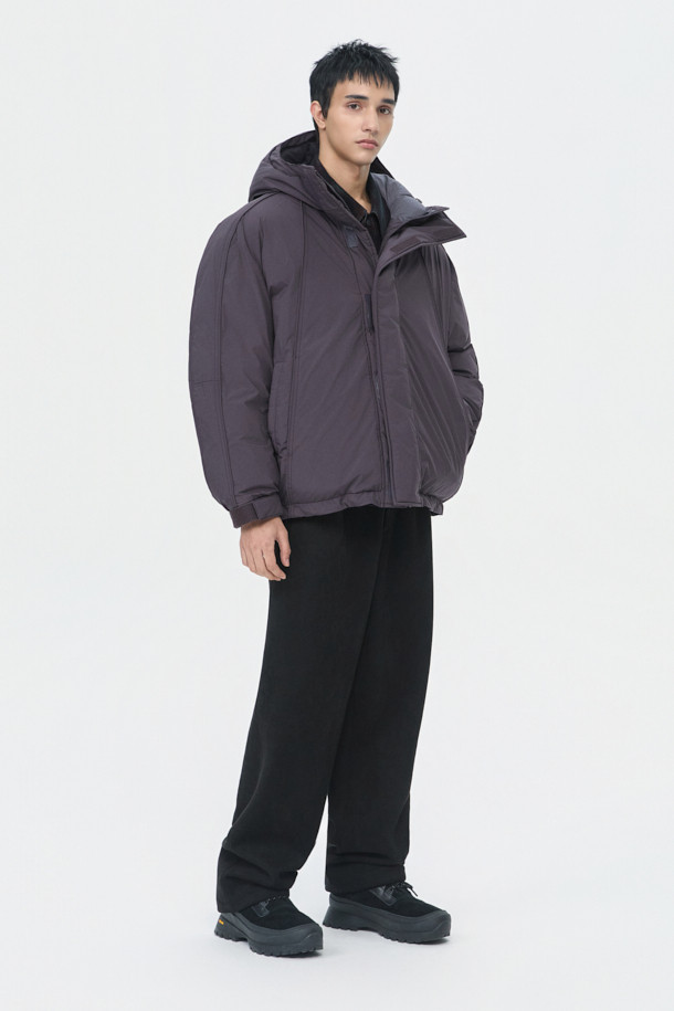 와인 컬러의 Wine Light Fabric 후드 다운 재킷은 겨울철 일상룩과 출근룩에 모두 잘 어울리는 남성용 아우터입니다. 미니멀한 스타일을 추구하는 남성분들을 위한 오버핏 디자인으로, 부드러운 촉감의 폴리에스터 소재와 두꺼운 두께감으로 따뜻함을 선사합니다. 구스다운 80:20 충전재를 사용하여 보온성을 높였으며, ITALY LIMONTA 초경량 소재로 제작되어 가볍고 편안한 착용감을 제공합니다. YKK 2-Way 지퍼 디테일로 실용성을 더했으며, 레귤러 기장의 후드 디자인으로 캐주얼하면서도 클래식한 분위기를 연출합니다.
