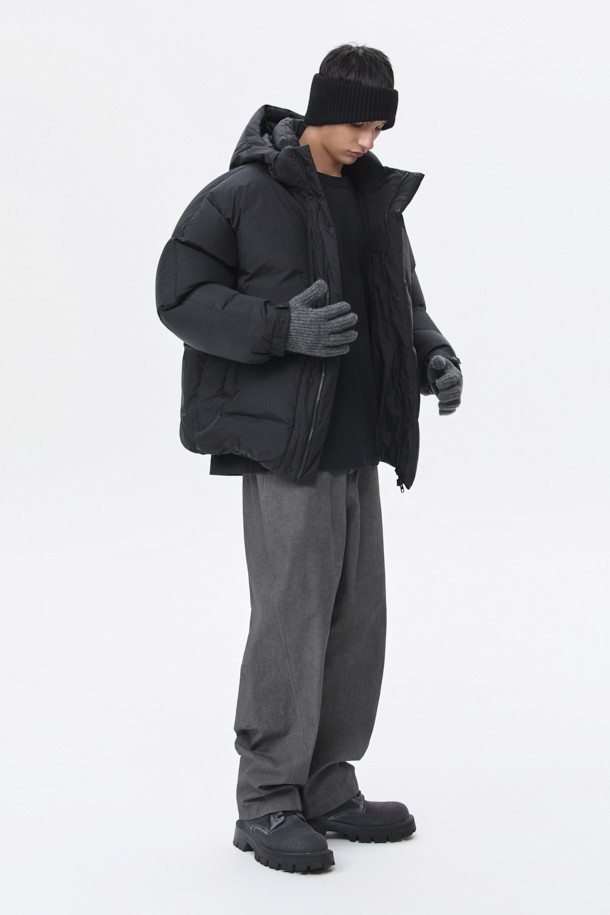 블랙 미들 후드 다운 재킷은 남성용 겨울 점퍼입니다. 미니멀하고 스포티한 스타일의 무지 디자인으로, 출근룩과 여행룩에 모두 잘 어울립니다. 가볍고 따뜻한 초경량 나일론 소재에 구스다운 80:20 충전재를 사용하여 보온성을 높였습니다. 오버핏으로 편안한 착용감을 제공하며, YKK 2-Way 지퍼와 벨크로 탈부착 후드가 특징입니다. 
