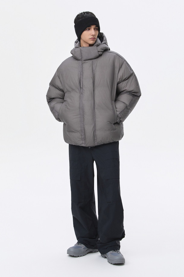 그레이 미들 후드 다운 재킷은 남성용 아우터로, 겨울철 캐주얼 스타일을 연출하기에 적합합니다. 무지 디자인에 오버핏으로 제작되어 편안한 착용감을 선사하며, 출근룩 및 캠핑룩 등 다양한 TPO에 활용할 수 있습니다. 80:20 구스다운 충전재와 두꺼운 두께감으로 뛰어난 보온성을 자랑하며, 벨크로 탈부착 후드, YKK 2-Way 지퍼, 초경량 소재 등 실용적인 기능성을 갖추었습니다. 시티보이, 미니멀 스타일을 선호하는 남성에게 추천하는 필수 아이템입니다.
