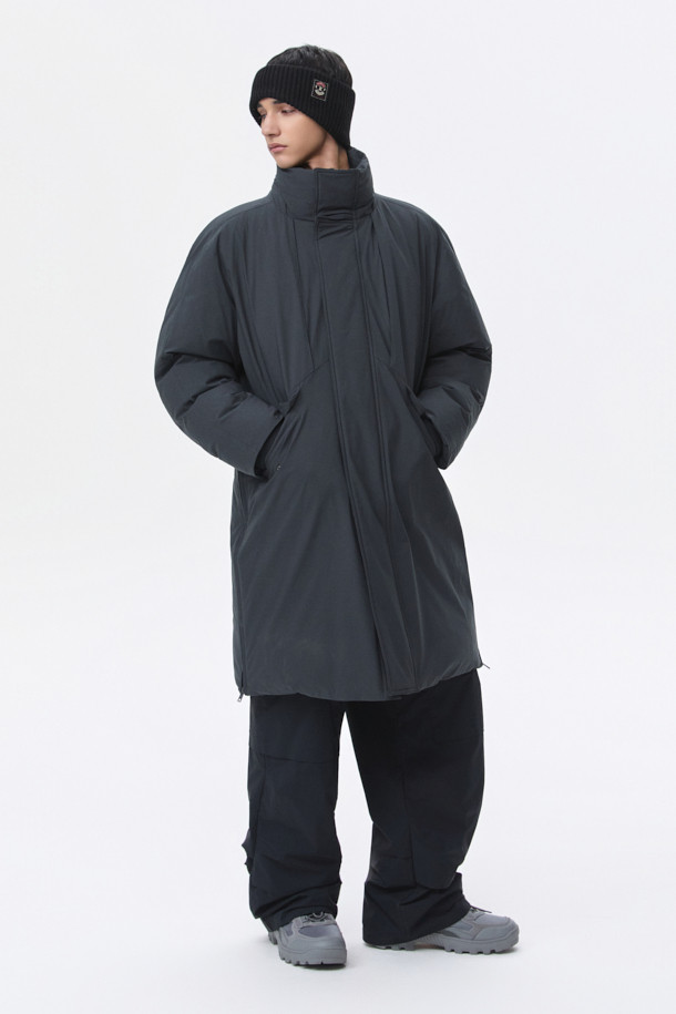 세련된 그레이 롱 다운 재킷입니다. 겨울철 추위를 완벽하게 막아줄 두꺼운 두께감과 오버핏 디자인으로 편안한 착용감을 선사합니다. 미니멀하고 베이직한 스타일로, 출근룩을 포함한 다양한 일상 패션에 활용하기 좋습니다. 80:20 구스다운 충전재와 YKK 2-Way 지퍼, 사이드 지퍼 슬릿, 히든 포켓 디테일로 기능성과 디자인을 모두 갖췄습니다. 폴리에스테르 소재로 제작되어 관리가 용이하며, 긴 소매 기장으로 보온성을 높였습니다.
