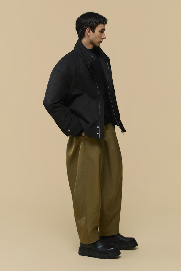 [HED MAYNER] 블랙 오버사이즈 핏 패딩 파카는 겨울철 일상과 출근룩에 모두 잘 어울리는 남성용 점퍼입니다. 부드러운 나일론 소재와 두꺼운 두께감으로 보온성을 높였으며, 오버핏 디자인과 라운드 숄더, 소매 스트랩 디테일이 특징입니다. 퀼팅 안감과 내외부 포켓 구성으로 실용성을 더했으며, 지퍼 여밈 방식으로 간편하게 착용할 수 있습니다. 미니멀하고 시크한 스타일을 연출하기에 좋으며, 다양한 룩에 활용하기 용이합니다.
