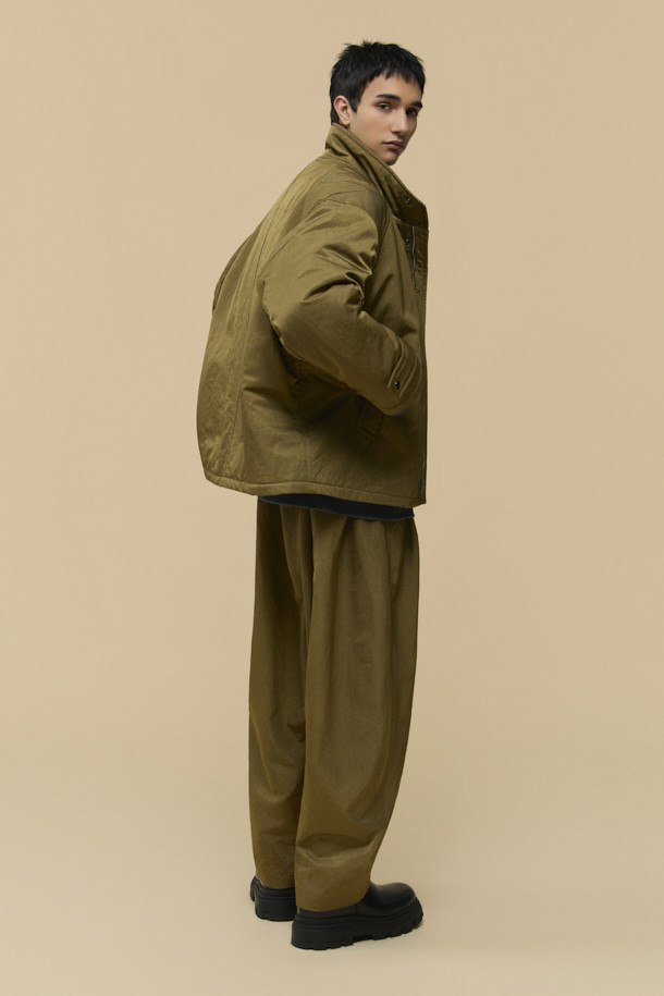 [HED MAYNER] 골드 오버사이즈 핏 패딩 파카는 겨울철 일상과 출근룩에 모두 잘 어울리는 남성용 아우터입니다. 모던한 무드의 무지 디자인에 오버핏으로 제작되어 편안하면서도 세련된 스타일을 연출합니다. 두꺼운 두께감의 나일론 소재와 퀼팅 안감으로 보온성을 높였으며, 구조적인 패턴과 소매 스트랩 디테일이 특징입니다. 집업 스타일로 간편하게 착용 가능하며, 내부 및 외부 포켓과 포켓 하단 포인트 라벨이 실용성을 더합니다. 미니멀, 클래식, 시크한 스타일을 즐기는 분들께 추천하는 패딩입니다.
