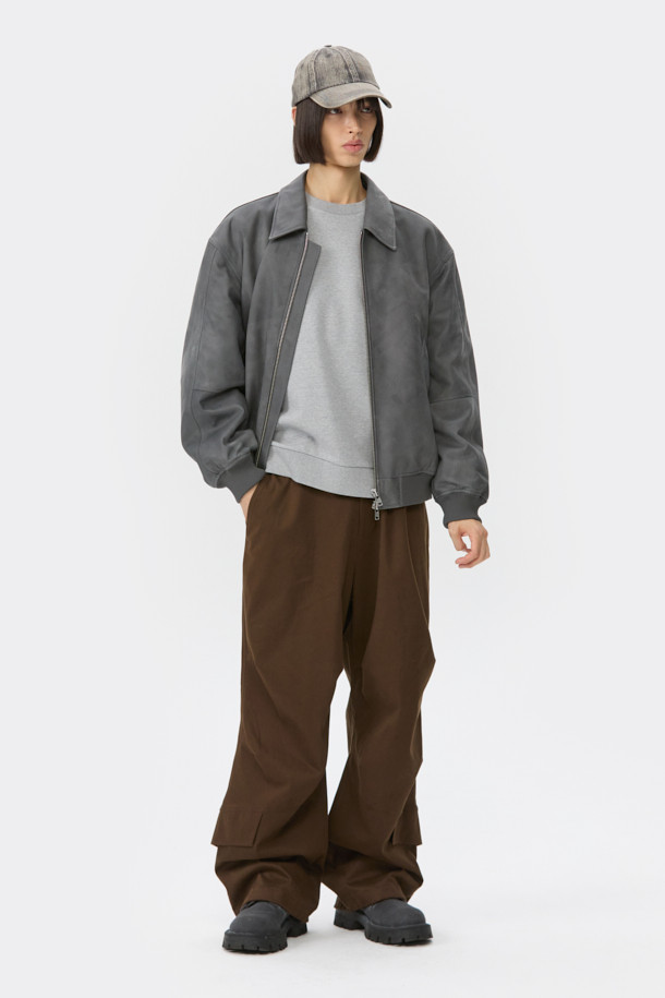 세련된 그레이 컬러의 소가죽 버시티 재킷입니다. 남녀 모두 착용 가능하며, 가을과 겨울에 따뜻하게 입을 수 있습니다. 오버핏 디자인에 YKK 2-Way 지퍼와 시보리 디테일로 스포티하고 캐주얼한 무드를 연출합니다. 부드러운 촉감의 두꺼운 소가죽 소재로 제작되어 편안함과 스타일을 동시에 잡았습니다. 출근룩과 모임룩 모두 소화 가능한, 캐주얼, 스포티, 미니멀 스타일을 즐기는 분들에게 추천합니다.
