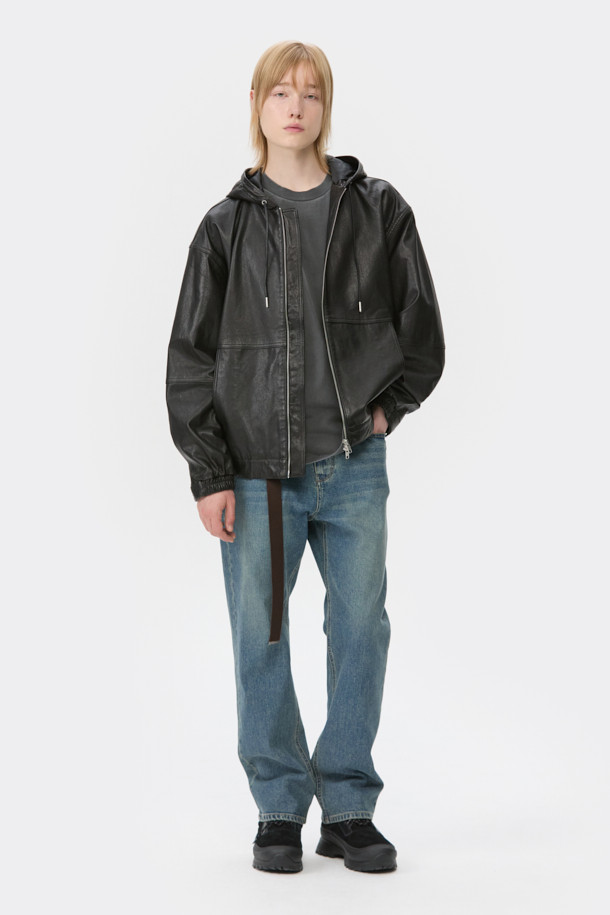 세련된 블랙 컬러의 소가죽 후드 집업 재킷입니다. 캐주얼, 클래식, 미니멀 스타일을 모두 아우르는 디자인으로, 봄, 가을 시즌에 활용하기 좋습니다. 부드러운 촉감과 두꺼운 두께감으로 편안하면서도 고급스러운 착용감을 선사합니다. YKK 지퍼를 사용하여 내구성을 높였으며, 데일리룩부터 모임룩, 출근룩까지 폭넓게 활용 가능합니다. 레귤러 핏으로 제작되어 어떤 체형에도 잘 어울립니다.
