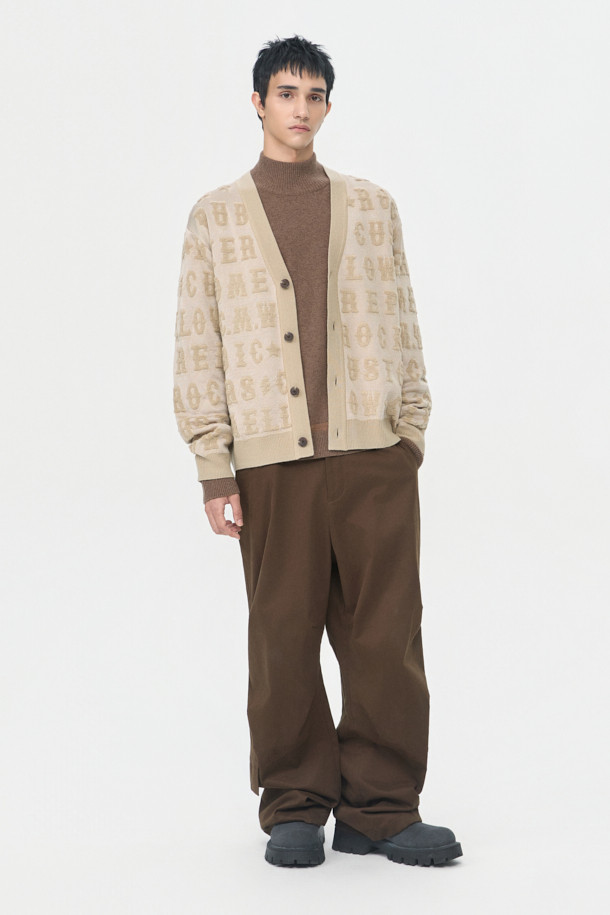 베이지 레터링 자카드 Y 가디건은 간절기에 스타일리시함을 더해줄 남성용 상의입니다. 부드러운 레이온, 아크릴, 울, 폴리에스테르 혼방 소재로 제작되어 편안한 착용감을 선사합니다. 크롭 기장에 릴랙스 핏으로 트렌디하며, 캐주얼, 미니멀, 클래식 스타일을 모두 아우르는 디자인입니다. 브이넥, 긴 소매, 얇은 두께감, 12GG의 자카드 짜임, 부드러운 촉감으로 이루어져 데이트룩과 봄 소풍룩에 적합합니다. 레터링 자카드 패턴이 돋보이는 이 가디건은 당신의 패션 감각을 한층 끌어올려 줄 것입니다.
