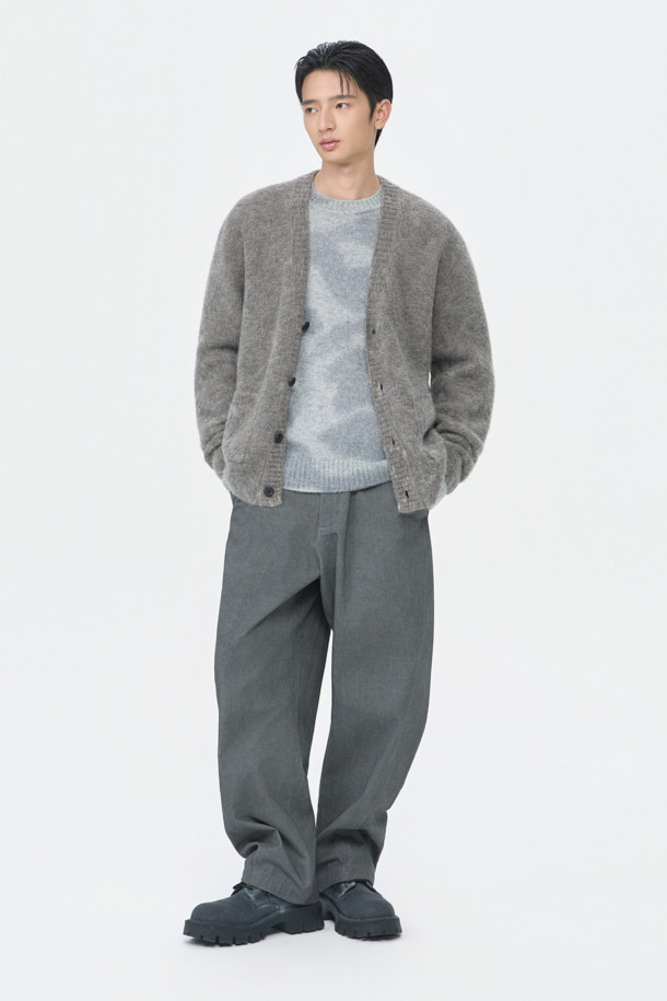 **Grey 모헤어 가디건**

부드러운 촉감의 그레이 컬러, 남성용 모헤어 가디건입니다. 릴랙스 핏에 브이넥 디자인으로 편안한 착용감을 선사하며, 가을/겨울 시즌에 적합합니다. 5GG 게이지, 멜란지 원사, 헤어리한 텍스처가 특징이며, 캐주얼, 미니멀, 클래식 스타일을 소화합니다. 출근룩과 모임룩 등 다양한 TPO에 활용 가능하며, 두꺼운 두께감으로 따뜻하게 착용할 수 있습니다. 아크릴, 나일론, 울, 모헤어, 폴리우레탄 혼방 소재로 제작되었습니다.
