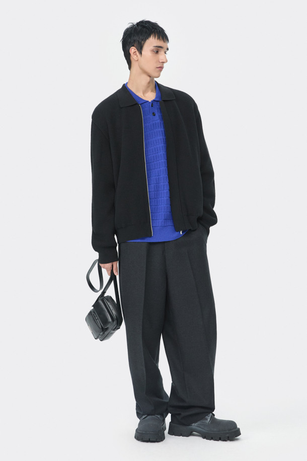 블랙 라인 칼라 가디건은 남성용 상의로, 가을과 겨울에 착용하기 좋은 두꺼운 두께의 니트/스웨터입니다. 코튼 86%와 울 14% 혼방 소재로 제작되어 부드러운 촉감을 선사하며, 퀼팅 안감으로 보온성을 높였습니다. 릴랙스 핏과 긴소매 디자인, 무지 패턴으로 베이직하고 미니멀한 스타일을 연출합니다. 2X1 립 카라와 1OZ 하스 충전재를 사용하여 아우터형 스웨터로도 활용 가능하며, 출근룩과 클래식, 미니멀, 캐주얼 스타일 모두에 잘 어울립니다.
